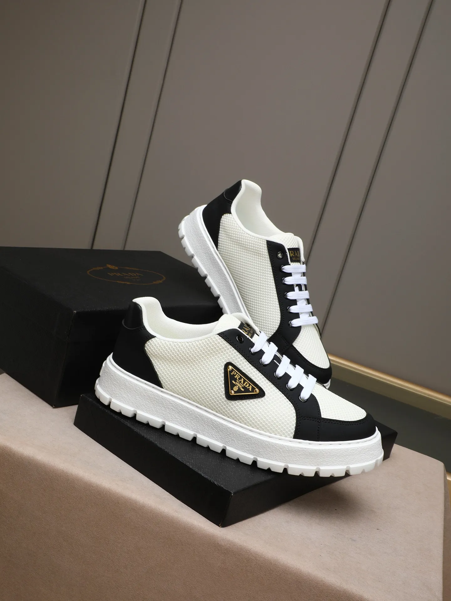 Men's Men's Shoes 💰440 Prada/Prada Men's new casual shoes, this sports shoe is made of imported calfskin upper with breathable mesh and breathable mesh lining. The foot pads are made of sheepskin, and the outsole is made of non-slip sports exclusive rubber outsole with logo. It feels good on the feet and is a fashionable item! Size: 38-44 (45 customized)